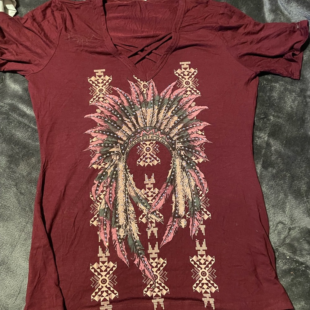 Form fitting Women’s XL Native American Print
T-Shirt w/some sparkly beads.